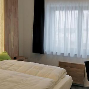 Zimmer mit Kingsize-Bett